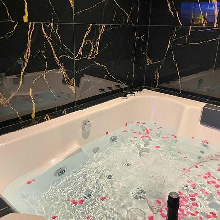 Sejour Detente A Saint-Omer - Jacuzzi Prive, Terrasse, Centre-Ville Et Parking Gratuit Ngoại thất bức ảnh