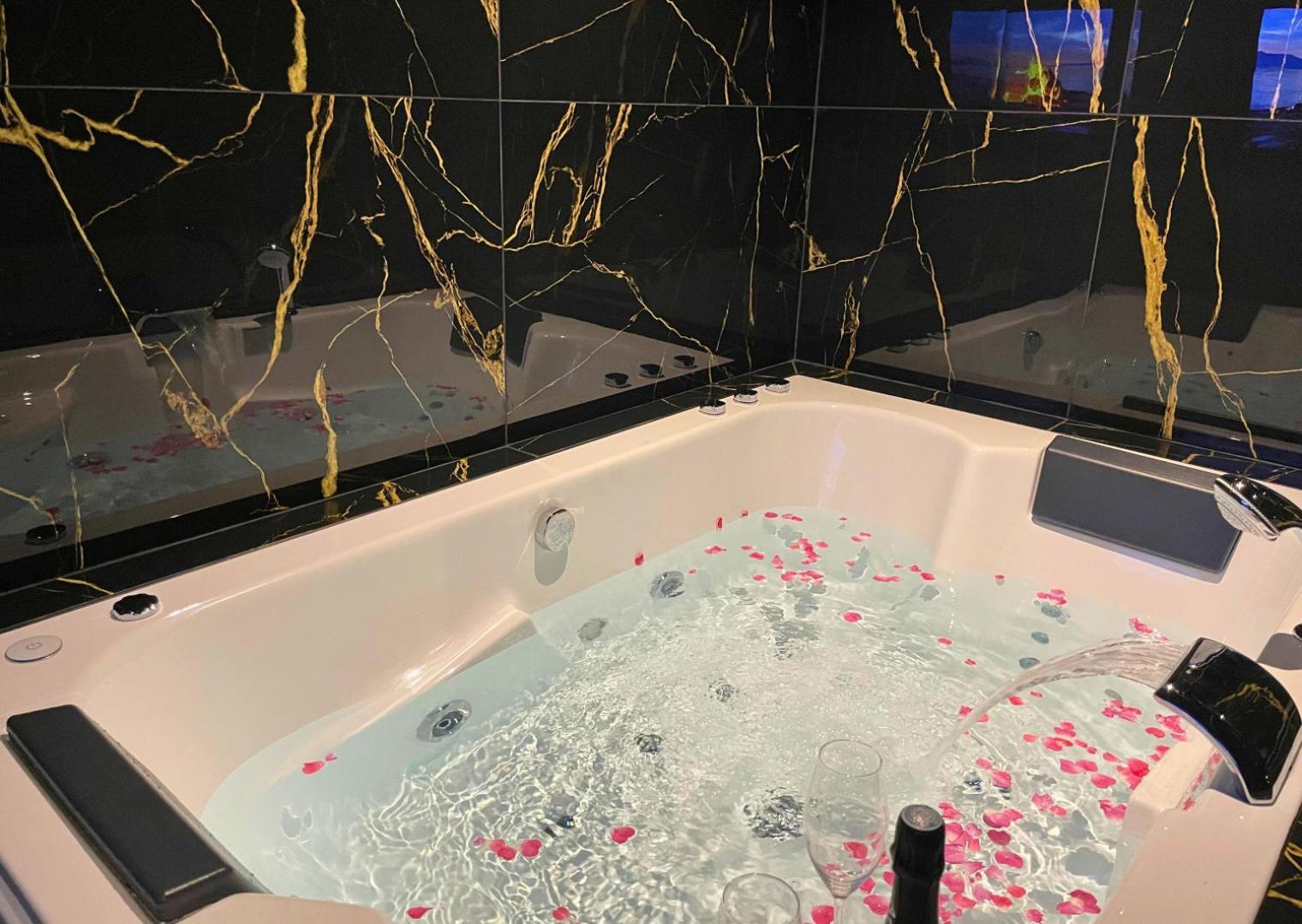 Sejour Detente A Saint-Omer - Jacuzzi Prive, Terrasse, Centre-Ville Et Parking Gratuit Ngoại thất bức ảnh